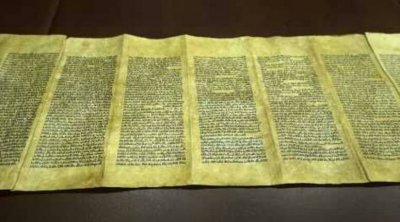 إيقاف 6 أشخاص بتحوزون على مخطوطة أثرية عبرية طولها 15 مترا وتمثال