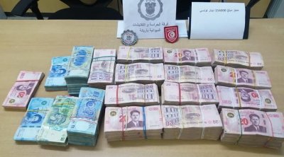 العاصمة : حجز ملابس جاهزة و مبالغ مالية بقيمة 278 ألف دينار (صور)