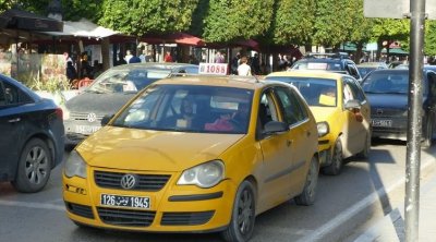 إتحاد التاكسي الفردي يطاب بالزيادة في تعريفة عداد التاكسي إلى 1 دينار 