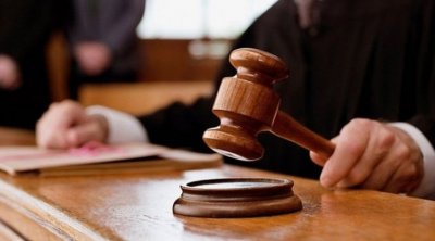 تونس : متهم يعتدي على قاضي بقارورة 