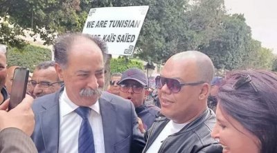 والي تونس يشارك في مظاهرة لأنصار قيس سعيد (صور)