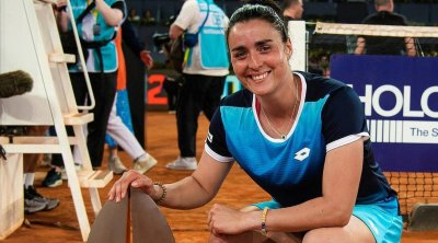 أنس جابر : رفضت الإحتفال بزجاجة الخمر لأنني مسلمة (فيديو)