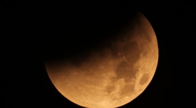 بالصور : سماء تونس تشهد خسوف كلي للقمر 