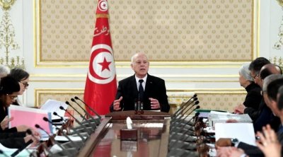 كلثوم كنو :فما قضاة تم إعفاءهم على خاطر نقدوا قيس سعيّد