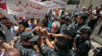 الإعتداء على حمة الهمامي أمام هيئة الإنتخابات 