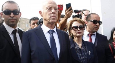 سامية عبو لقيس سعيد : مرتك تاخذ 4500 دينار..تخدم مرة في الشهر و قاعدة في القصر