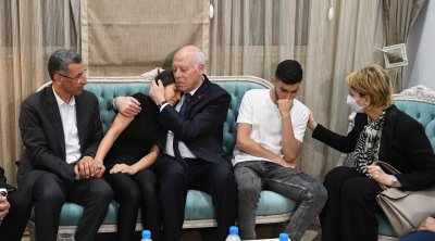 سعيّد وحرمه يؤديان واجب العزاء في وفاة زوجة وزير الداخلية 