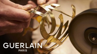 Le calligraphiste tunisien the inkman signe le nouvel habillage de The Bee Bottle de guerlain