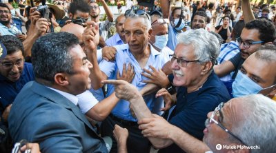 الاعتداء على نقيب الصحفيين و حمة الهمامي في مظاهرة ضد الإستفتاء (صور)