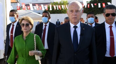 قيس سعيد و زوجته يدليان بصوتهما (صور)