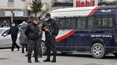 أمنيون لوزير الداخلية شرف الدين :يا وزير يا جبان الوطنية لا تهان (فيديو)