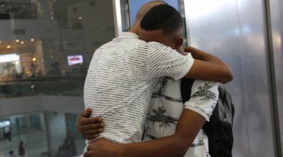بالصور : توديع أحد أبناء قرية ''sos'' المحرس بمطار قرطاج يثير إعجاب التونسيين