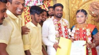 أصدقاء عريس يجبرون عروسته على توقيع عقد يسمح له بلعب الكريكيت بعد الزواج