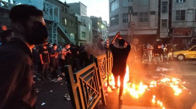 إيران :عدد ضحايا الاحتجاجات يرتفع إلى 36 قتيلا والنظام يسير مظاهرات مؤيدة للحجاب