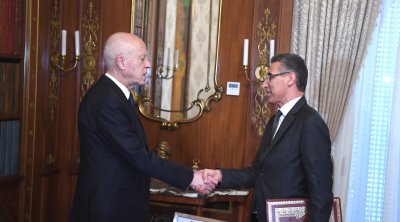 قيس سعيد : يوزعون الأموال مقابل إمضاء التزكيات (فيديو)