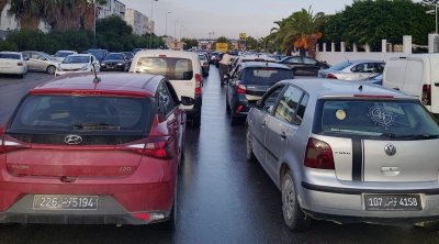 أزمة جديدة في تونس..طوابير طويلة أمام محطات تزويد المحروقات (صور)
