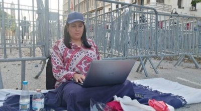 Abir Moussi poursuit sa grève de la faim devant le ministère de l’Intérieur