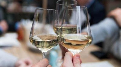 فيديو لقاصرين يحتسون الخمر في مطعم بتونس: مندوب حماية الطفولة يتدخّل