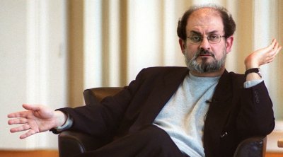 سلمان رشدي فقد القدرة على استعمال إحدى عينيه وإحدى يديه بعد شهرين من الاعتداء