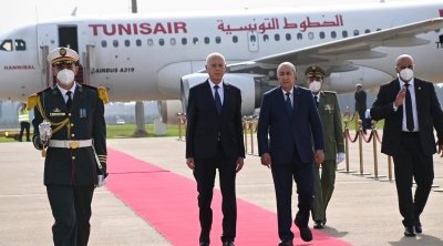 Sommet arabe : Saïed arrive à Alger et s’entretient avec Tebboune