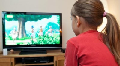 جلوس الأطفال أمام الشاشات يقلل مهارات الطفل اللغوية