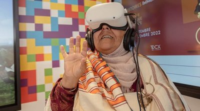 إمرأة بالزي التقليدي الجربي ترتدي نظارات الواقع الافتراضي تثير إعجاب التونسيين  (صور)