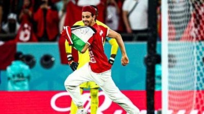 من هو المشجع التونسي الذي اقتحم ملعب مباراة تونس وفرنسا حاملا علم فلسطين؟
