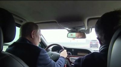 بوتين يزور جسر القرم للمرة الأولى منذ تفجيره (فيديو)