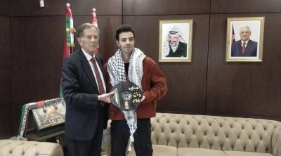 سفير فلسطين بتونس يكرم المشجع التونسي الذي رفع علم فلسطين 