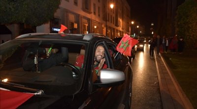 ملك المغرب يشارك مواطنيه فرحة الفوز على إسبانيا