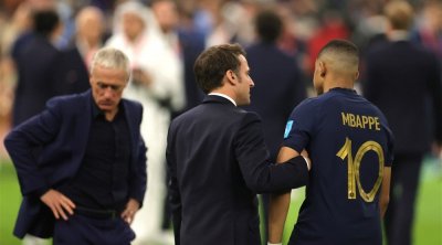شاهد ماكرون يواسي مبابي بعد الهزيمة أمام الأرجنتين (فيديو)
