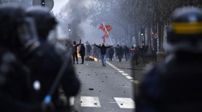 إصابة 31 شرطياً بمواجهات باريس.. والنيابة تتبنى فرضية الدافع العنصري