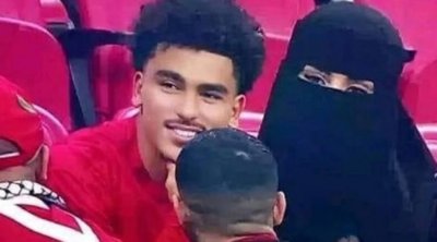 ظهور زكرياء أبو خلال برفقة منقبة في مونديال قطر ... الجامعة المغربية تخرج عن صمتها