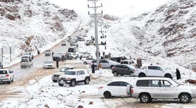 شاهد.. تساقط الثلوج بكثافة شمال المملكة العربية السعودية 