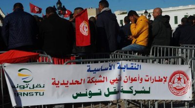 بالصور ...أعوان شركة نقل تونس يحتجون في ساحة الحكومة بالقصبة