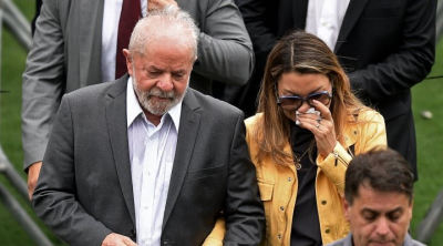 بالصور: رئيس البرازيل يتقدم جنازة بيليه