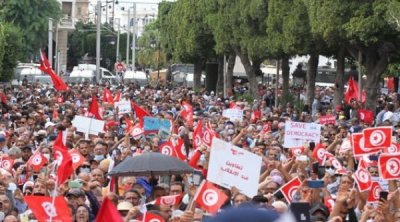 تونس : 5 أحزاب سياسية تدعو للتظاهر يوم 14 جانفي 2023