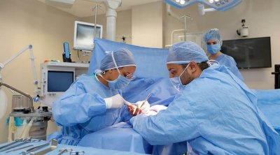 طاقم طبي تونسي ينجح في نزع خنجر من ظهر جزائري لازمه لـ 25سنة