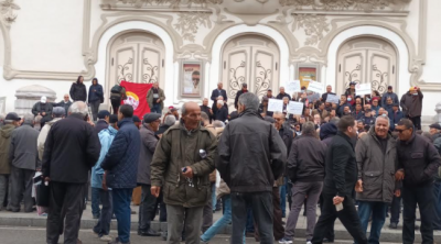 متقاعدون يحتجون لعدم صرف جراياتهم