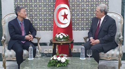 عثمان الجرندي يسلم سفير الصين الجديد نسخة من أوراق اعتماده