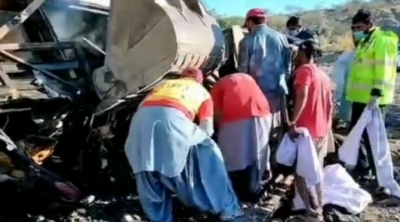 مقتل 40 شخصاً في انفجار حافلة بعد سقوطها عن جسر جنوب غرب باكستان