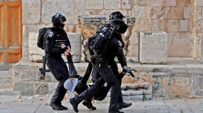 القدس الشرقية: مقتل شرطي إسرائيلي وإصابة فتى يهودي في عمليتي طعن