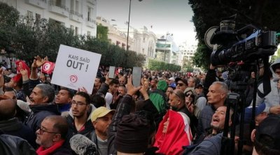 تونس : جبهة الخلاص تحتج بشاع الحبيب بورقيبة رغم المنع