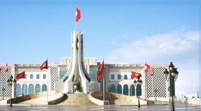 والي تونس يدعو المؤسسات الأمنية إلى حماية مقرات البلديات من الإعتداءات