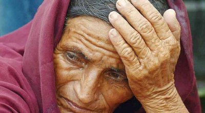 رجل يعتدي بالعنف على والدته المسنة..وزارة المرأة تتدخل