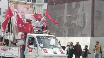 أنصار قيس سعيد يحتفلون بالطبال والزكار في شارع الحبيب بورقيبة