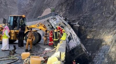 وفاة 20 معتمرا في حادث إنقلاب حافلة بالسعودية