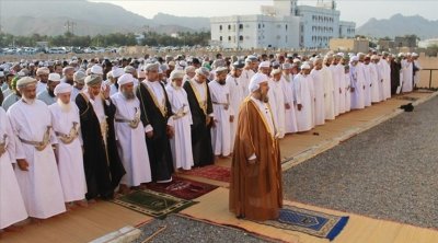العمانيون يحتفلون بأول أيام عيد الفطر المبارك