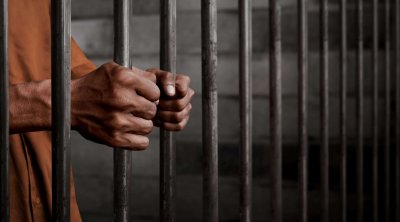 العاصمة : السجن 5 سنوات لموظف في بنك إستولى على أموال الحرفاء 