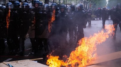 Des affrontements à Paris, un policier gravement blessé par un cocktail molotov